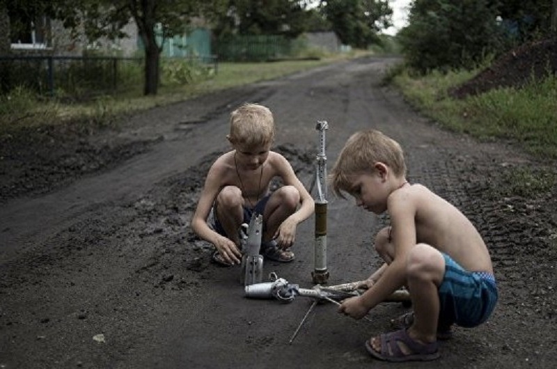 дети Донбасса вместо игрушек оружие